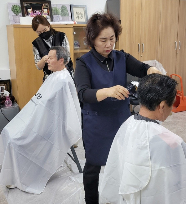 ▲ 미추홀구 이미용 봉사활동 진행 모습.