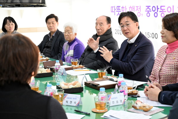 ▲ 이민근 안산시장이 중앙동 시민들과 소통하고 있다.
