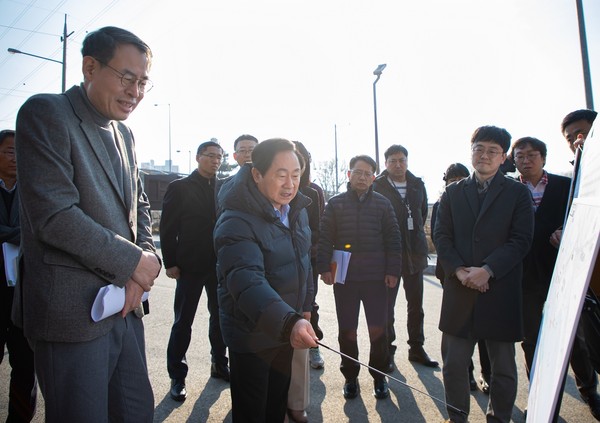 ▲ 주광덕 남양주시장이 광역교통사업 추진사항 현장 점검을 실시하고 있다.