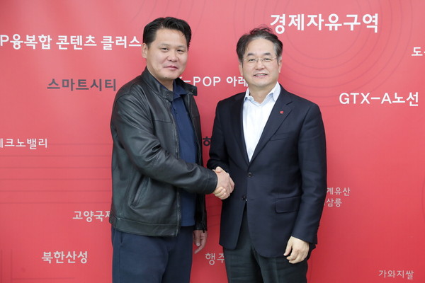 ▲ 툴가 부야 몽골 항만부장관(좌)와 악수하는 이동환 고양특례시장(우).