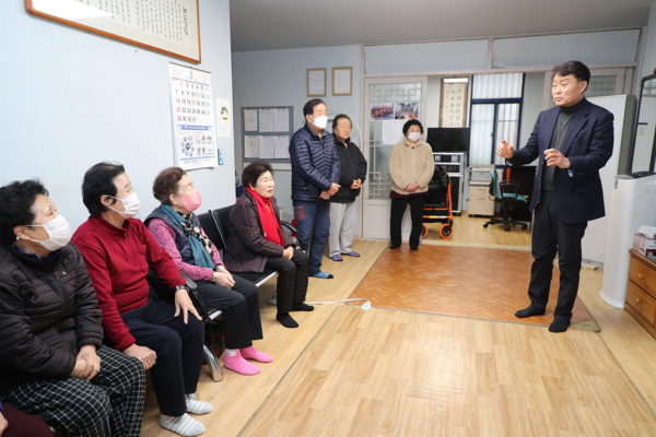 ▲ 관내 경로당을 찾은 하은호 군포시장.