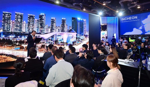 ▲ 유정복 인천시장이 CES 2024에 마련된 인천·인천경제자유구역 홍보관에서 열린 인천 미디어 스테이지에서 인천의 미래비전을 제시하고 있다.