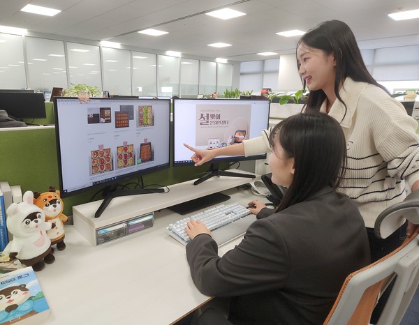 ▲ 29일 삼성전자 직원들이 온라인 장터에서 상품을 구매하고 있다. /뉴시스