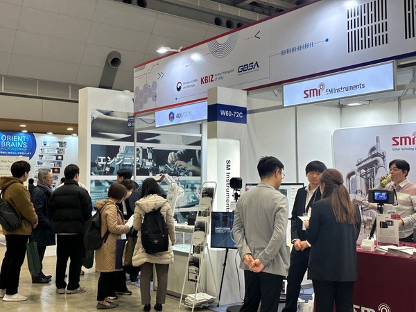 ▲ '일본 도쿄 스마트팩토리 엑스포'에서 기업 관계자와 참관객들이 한국관을 찾아 문의 및 상담을 진행하고 있다.