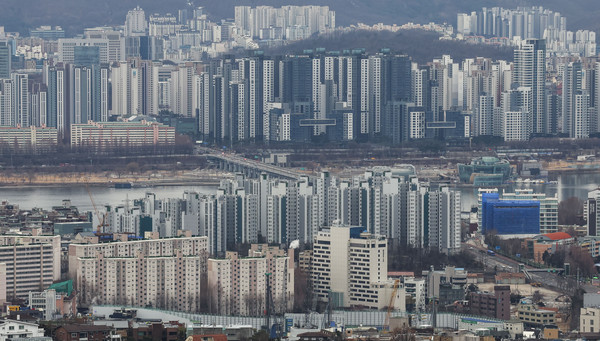 ▲ 서울 중구 남산에서 도심 아파트의 모습. /뉴시스