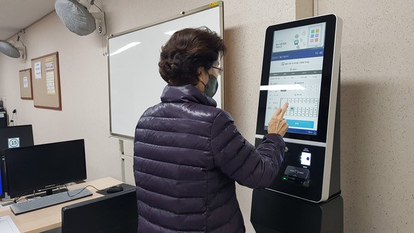 ▲ 강남구 정보화교실 키오스크 교육 모습.