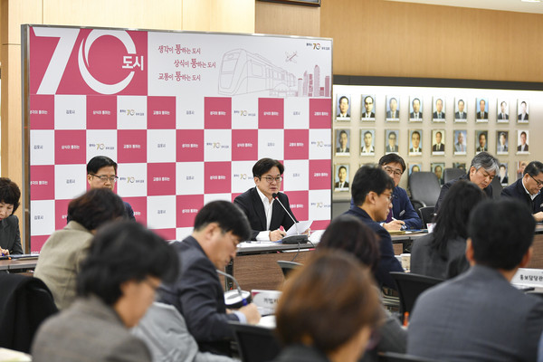 ▲ 김병수 김포시장이 확대간부회의를 주재하고 있다.