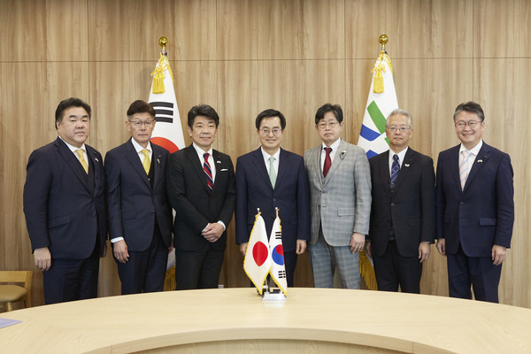 ▲ 30일 오전 경기도청 집무실에서 김동연 도지사가 일본 아이치현 의원단과 기념촬영을 하고 있다.