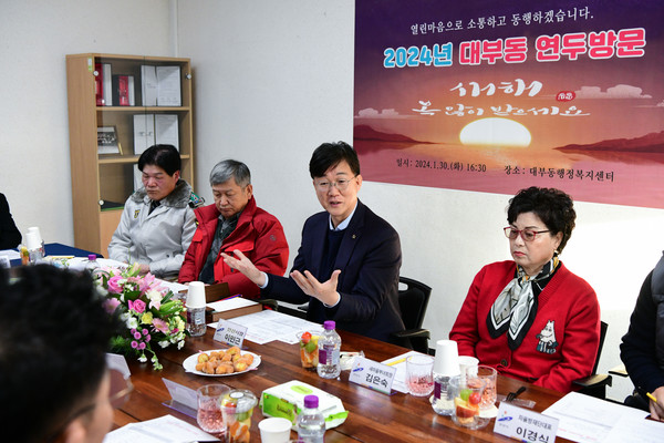 ▲ 이민근 안산시장이 대부동 시민들과 소통하고 있다.