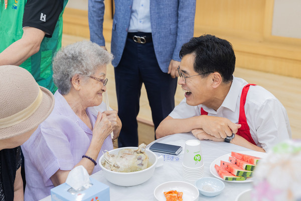 ▲ 어르신께 삼계탕 배식을 하고 활짝 웃고 있는 이기재 양천구청장.