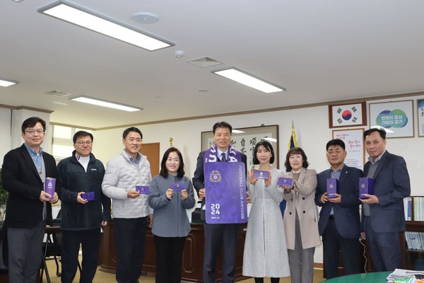 ▲ 안양시 최광현 만안구청장(왼쪽에서 다섯번째)과 직원들이 연간회원권을 구매하고 기념촬영을 하고 있다.
