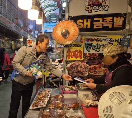 ▲ 계양경찰서 관계자가 계양산 전통시장을 방문해 계양서 홍보물과 휴대용 손난로를 배부하고 있다.