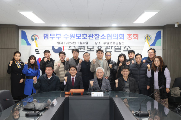 ▲ 김기정 의장(앞줄 왼쪽에서 두번째)이 단체사진을 찍고 있다.