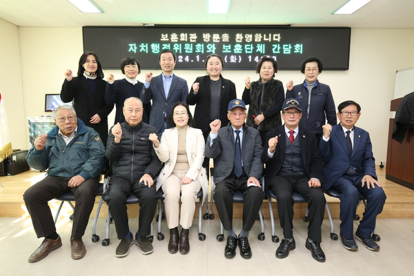 ▲ 앞줄 왼쪽부터 류희성 고엽제전우회장, 임일성 광복회장, 고선희 인천서구의회 의장, 이용진 6․25참전유공자회장, 조봉선 보훈단체협의회장, 황선영 상이군경회장, 뒷줄 왼쪽부터 김재규 총무팀장, 강선숙 전문위원, 이영철 의원, 백슬기 자치행정위원장, 김영순 전몰군경미망인회장, 김잠수 전몰군경유족회장.
