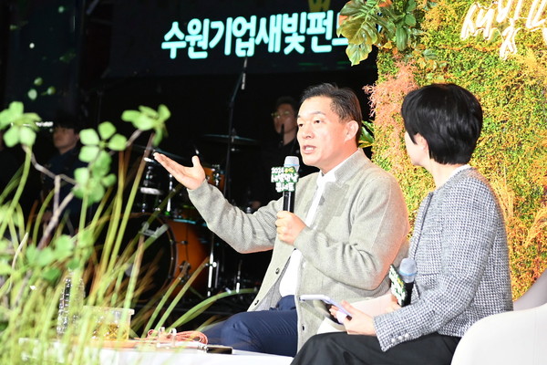 ▲ 이재준 수원특례시장이 장안구·권선구 주민과 함께한 새빛만남콘서트에서 발언하고 있다.