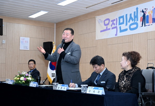 ▲ 김경일 파주시장이 새해 읍면동 이동시장실에서 발언하고 있다.