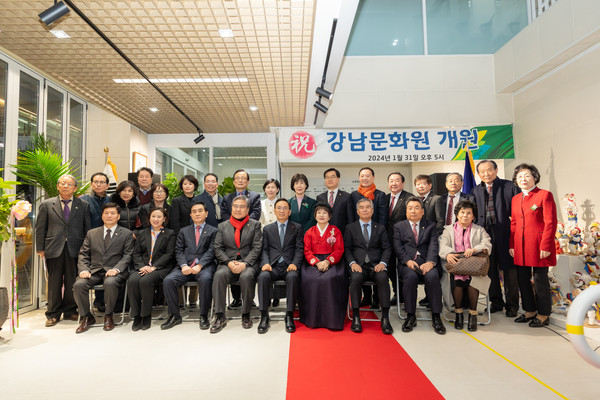 ▲ 개원식에 참석한 강남구의회 의원들(첫 번째 줄 우측에서 2번째 김형대 의장·좌측에서 1번째 전인수 부의장·두 번째 줄 우측에서 7번째 한윤수 운영위원장·좌측에서 6번째 복진경 행정재경위원장).