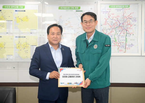 ▲ 이권재 오산시장(좌)과 강희업 대광위원장(우).