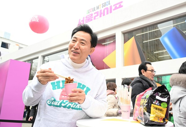 ▲ ‘서울 굿즈 팝업스토어’를 찾은 오세훈 시장이 서울시-풀무원이 협업해 출시한 ‘서울라면’을 시식하고 있다.