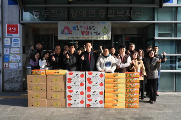 ▲ 동두천시 설 명절 맞이 사회복지시설 및 단체 위문 활동 실시 모습.