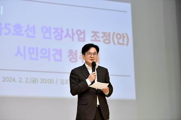 ▲ 김병수 김포시장이 시민들의 의견을 청취하고 있다.