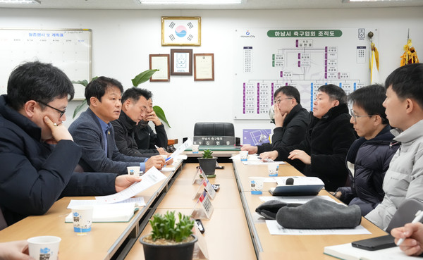 ▲ 하남시의회 정병용 의원이 하남시 축구협회 사무실에서 간담회를 개최하고 종합운동장 내 축구장 등 하남시 체육시설의 효율적인 관리·운영 방안에 대해 논의했다.