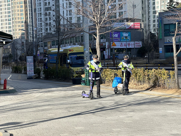 ▲ 모범운전자회 서포터즈가 인하대학교 역사 주변 PM 기기를 정리하고 있다.