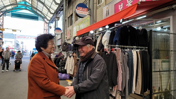 ▲ 김경희 이천시장이 장호원전통시장에 방문하여 상인을 격려하고 있다.