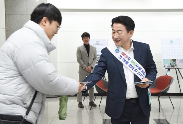 ▲ 김동근 의정부시장이 청렴한 명절 보내기 캠페인에 참여해 출근하는 직원에게 홍보물을 배부하고 있다.