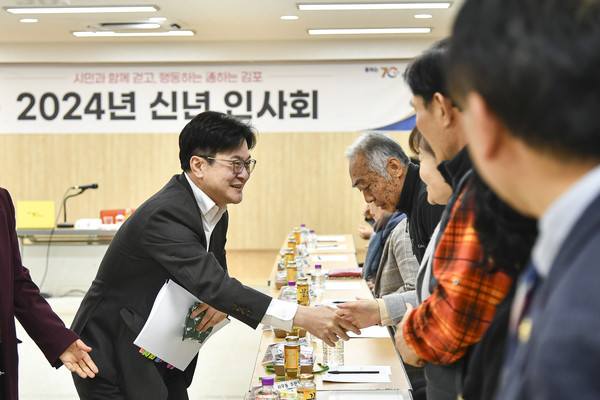 ▲ 김병수 김포시장이 사우동 주민과 악수를 나누고 있다.