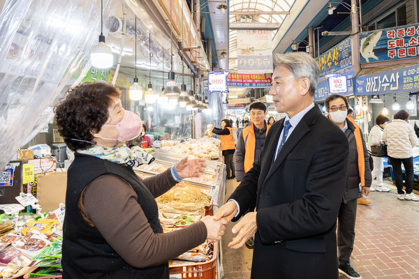 ▲ 윤환 계양구청장이 설 명절을 맞아 관내 전통시장에 방문해 상인을 격려하고 있다.