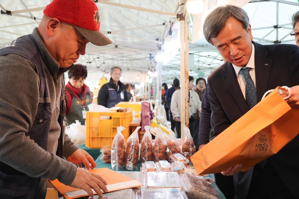 ▲ 전통시장 둘러보는 한국마사회 정기환 회장.