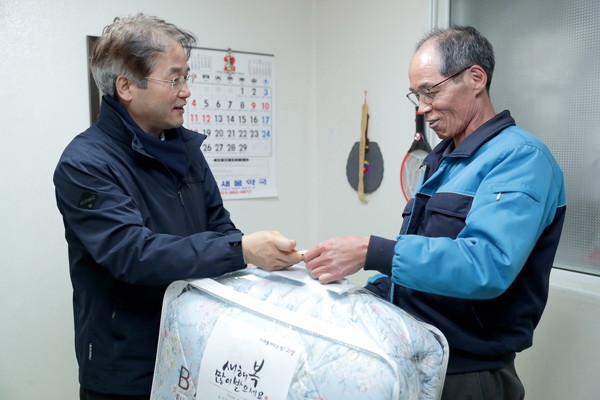 ▲ 취약계층 가정에 방문한 이동환 고양특례시장(좌).