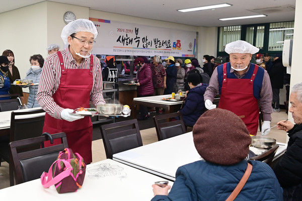 ▲ 이재호 연수구청장이 연수구 노인복지관 경로식당에서 배식 봉사를 하고 있다.