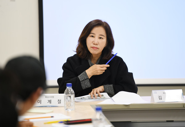 ▲ 새솔동 수변공원 경관 용역 의견 듣는 화성시의회 김경희 의장.