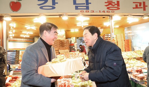 ▲ 염종현 의장, 전통시장 민생현장 고충 청취 모습.