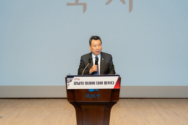 ▲ 강남구민 토론회에서 축사를 하고 있는 김형대 의장.