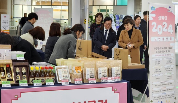 ▲ 2024년 설맞이 노인생산품 판매행사.