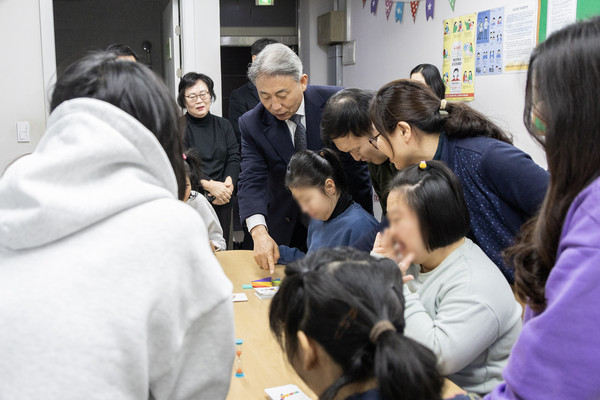 ▲ 윤환 계양구청장이 설을 맞아 관내 사회복지시설에 방문했다.