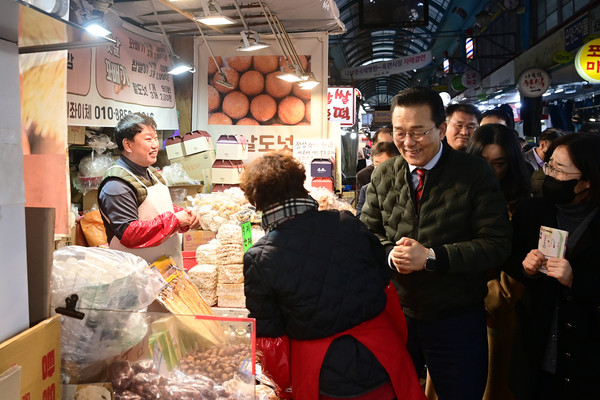 ▲ 이재호 연수구청장이 설 명절맞아 전통시장에 방문해 상인을 격려했다.