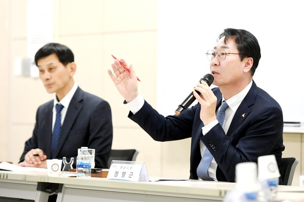 ▲ 정명근 화성시장이 시민과 소통하고 있다.