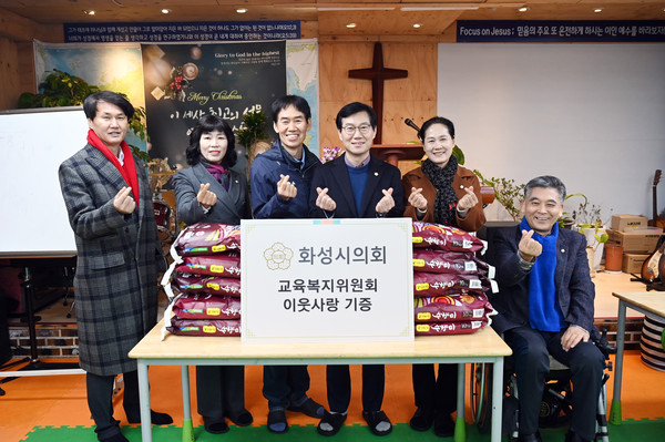▲ 반월지역아동센터 방문한 교복위 의원들.