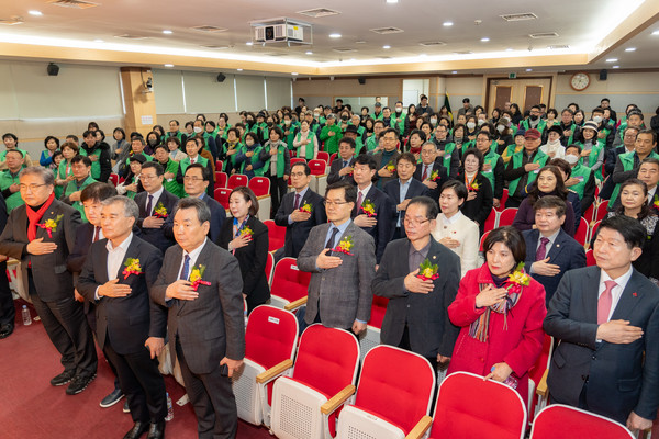 ▲ 새마을운동강남구지회 임원 취임식에 참석한 강남구의회 의원들 (첫 번째 줄 우측에서 1번째 김형대 의장, 두 번째 줄 우측에서 4번째 한윤수 운영위원장, 3번째 복진경 행정재경위원장).
