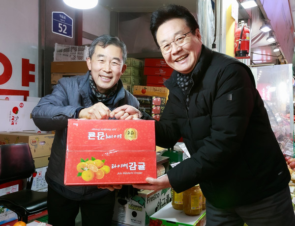 ▲ 설맞이 사회복지시설·전통시장 방문한 최성운 의장.