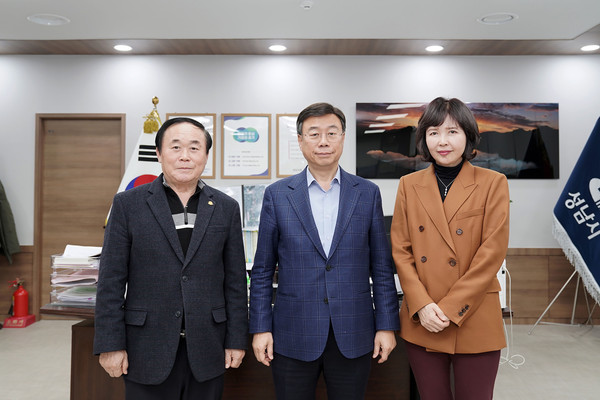 ▲ 성남시 제4대 시민옴부즈만 임동본(좌)과 박완정(우).