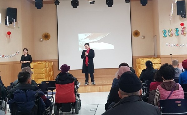▲ 다사랑 한마당 행사장을 찾은 이필형 구청장.