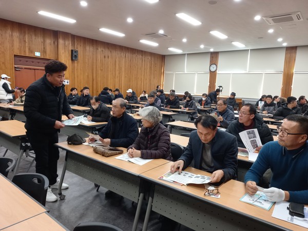 ▲ 여주시 농업시설 화재예방 전기안전점검 홍보물 배포 모습.