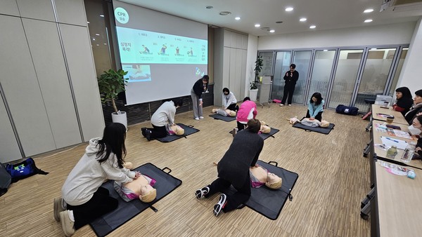 ▲ 응급처치교육 中 ‘심폐소생술’ 교육사진.