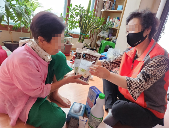 ▲ '고독사 예방 건강음료 지원사업'을 통해 동작구 자원봉사자(우리동네돌봄단)가 관내 고독사 위험군 가구를 방문해 건강음료를 배달하고 있다.