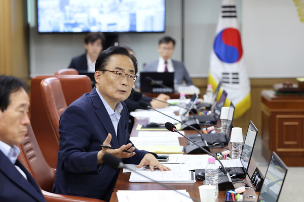 ▲ 김형재 시의원이 제320회 임시회 도시안전건설위원회 재난안전관리실장에게 질의를 하고 있다.